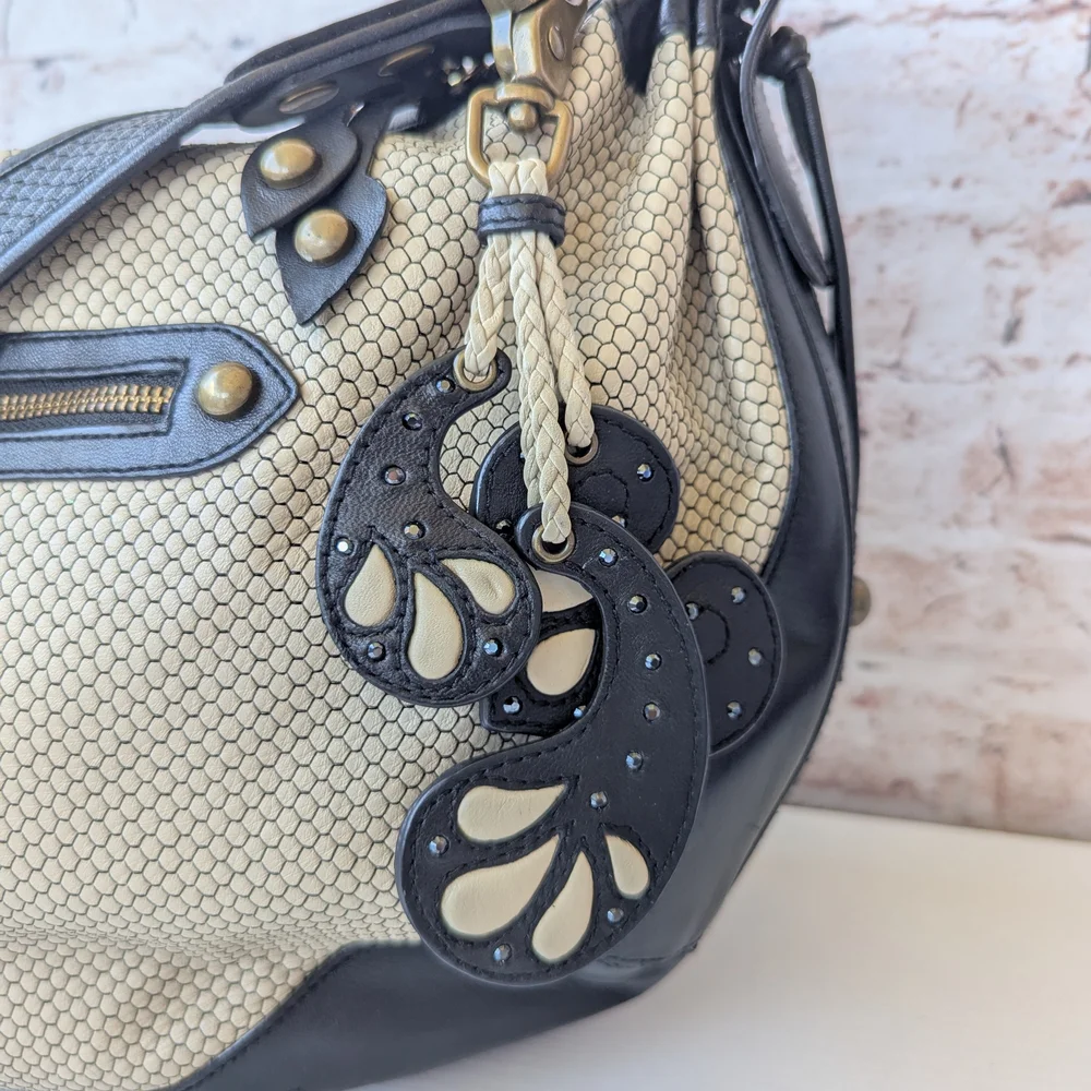 Isabella Fiore Black and Cream Shoulder Bag - Picture 6 of 14